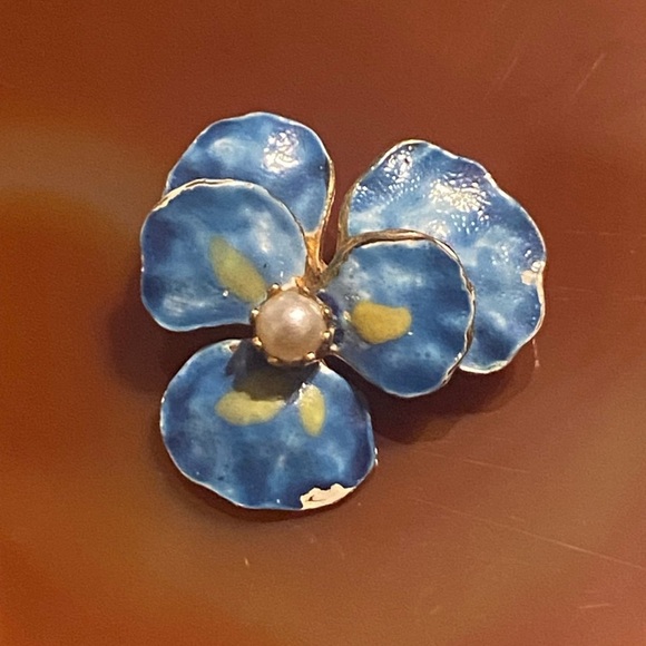 Unique Vintage Jewelry - LAST CHANCE 🔥 Vintage Enamel Costume Faux Pearl Small Pin #9108